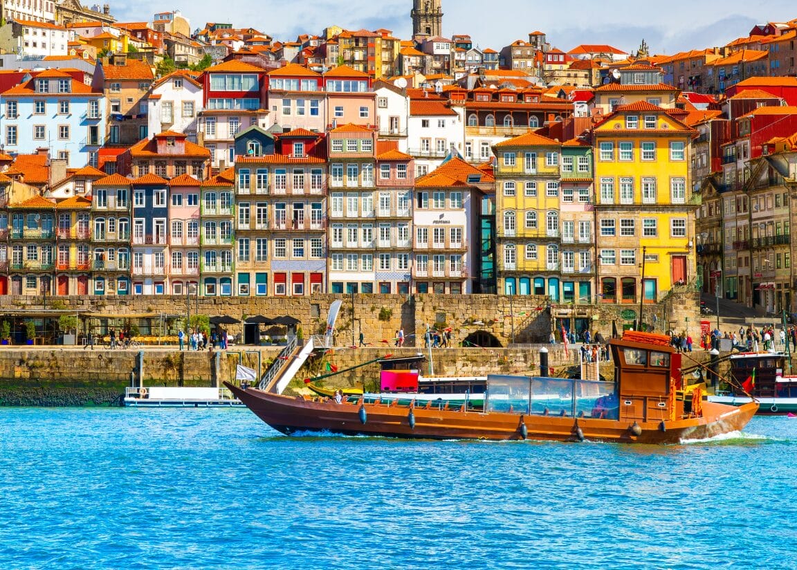 Banner | Beautiful view of the city of Porto on a beautiful summer day. Porto, Portugal